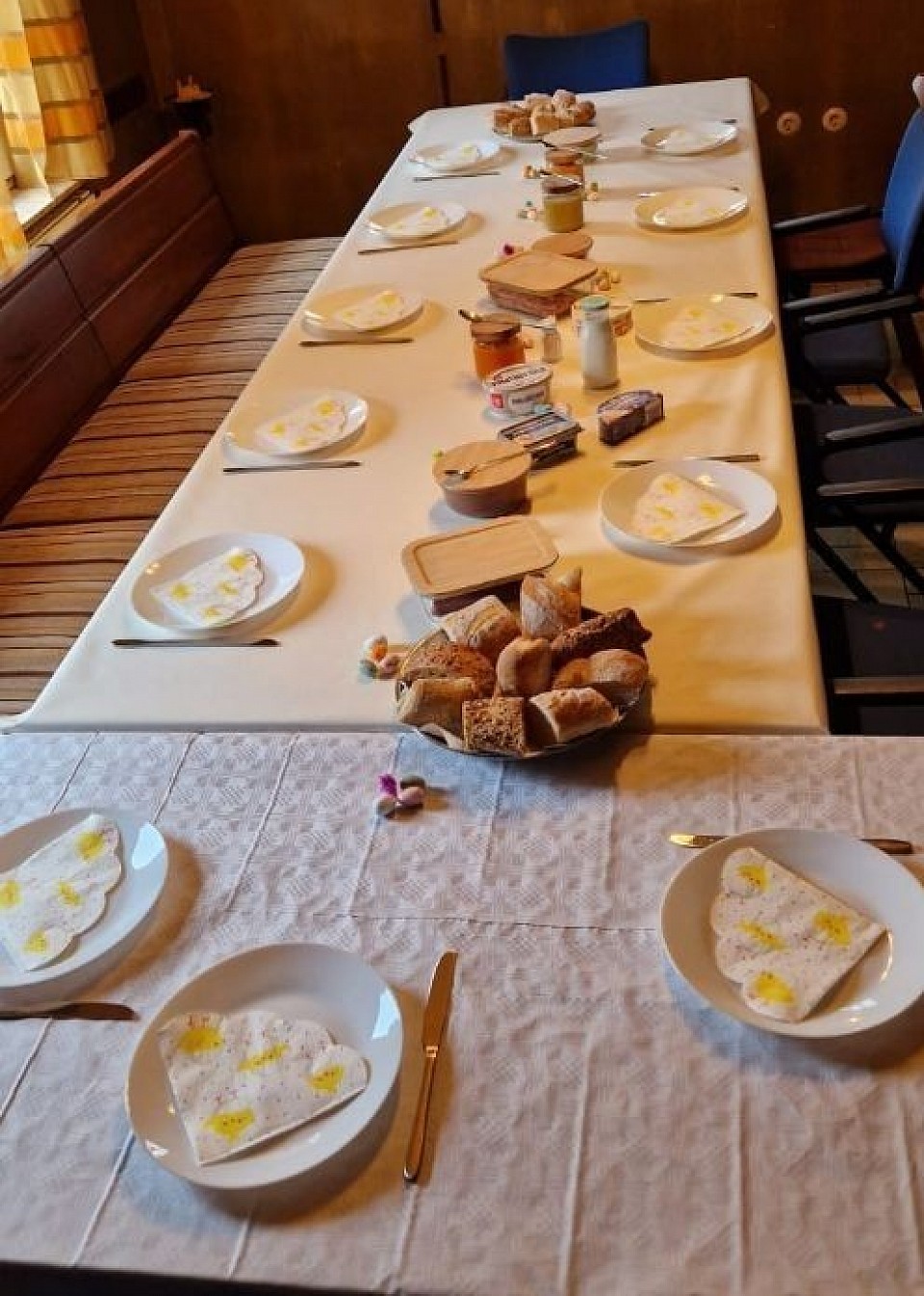 Ein gut gedeckter Ostertisch:)